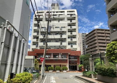 【現況写真】 | スターハイツ相模大野駅前 | 道幅が広い場所は日当たりや風通が良好です。幅が広いのですれ違いも可能ですし大きな車でも駐車可能！一方で、大型車が通ることも多くなるため交通量の増加により騒音に繋がります。また土地の値段が高くなります。