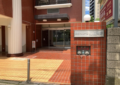 【玄関】 | スターハイツ相模大野駅前 | 玄関は家の顔でもあり、家族以外の目にも止まる場所です。玄関は外との間を仕切る扉、靴などをしまっておく収納スペース、靴脱ぎのたたきスペース、来客とのやり取りをするドアホンなど複数のアイテムからなります。