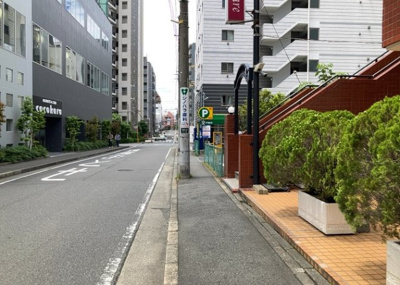 【駐車場】 | スターハイツ相模大野駅前 | 駐車場と明記されていても、最小スペースでつくられた駐車場だと大型車は駐車できなかったり、出入りしにくくなったりする可能性があります。お車のサイズと購入したい物件の駐車場のサイズを現地で確認しましょう。