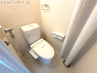 温水洗浄便座付トイレは温水洗浄機能により、暖かい水でおしりを洗浄することができ、冷たい水を使う従来の便座に比べ、温水洗浄機能で暖かいトイレを提供し、快適な使用を可能にします。