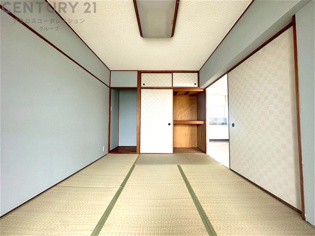 リビング横の和室スペースはリビングと続きで利用してもデザイン性のとれる洋風和室になります。やっぱり一室は欲しい和室は客間や小さなお子様の寝かせ付けなどにも便利です。