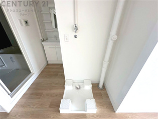 洗濯物の仕分け作業がしやすく、整理整頓が容易になります。洗濯音や湿気を他の部屋に持ち込まず、生活環境を快適に保ちます。上部を活用すれば収納スペースを確保でき洗剤や洗濯用品の整理もしやすくなります。