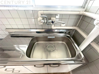 大きなシンクでお鍋などの大きな調理器具を洗う際にも便利です。
