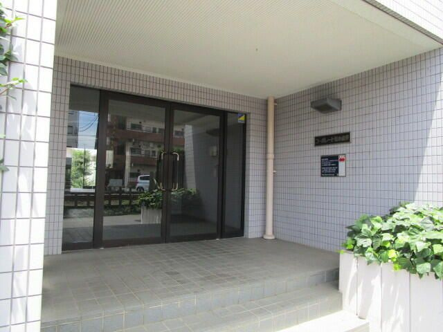 コーポレート花小金井のエントランス