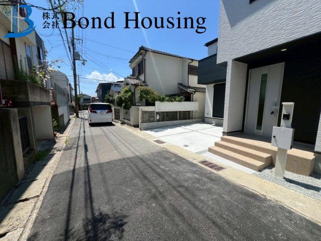 小中学校徒歩10分以内　霞ヶ丘3期1棟　新築戸建の前面道路含む現地写真