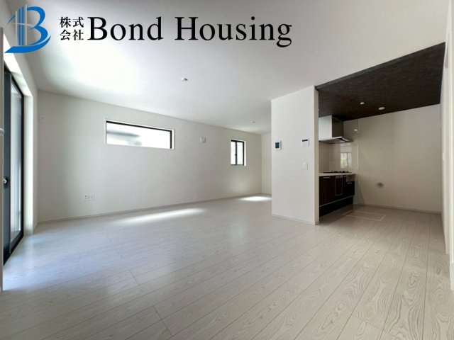 小中学校徒歩10分以内　霞ヶ丘3期1棟　新築戸建の居間・リビング