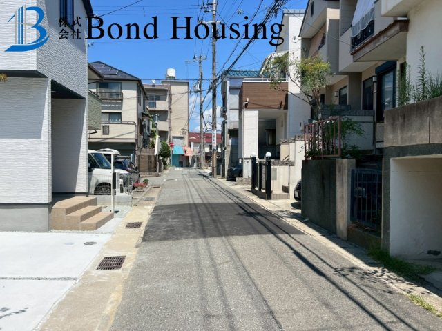 小中学校徒歩10分以内　霞ヶ丘3期1棟　新築戸建の前面道路含む現地写真