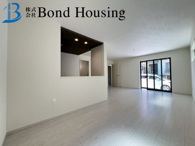 小中学校徒歩10分以内　霞ヶ丘3期1棟　新築戸建の居間・リビング