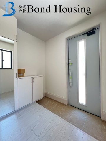 小中学校徒歩10分以内　霞ヶ丘3期1棟　新築戸建の玄関