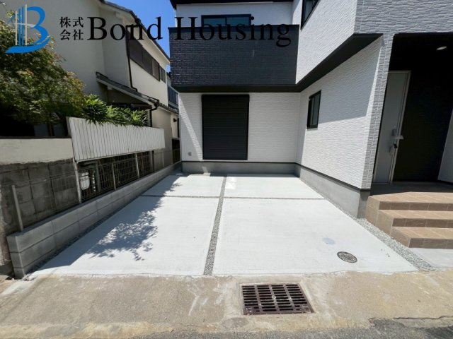 小中学校徒歩10分以内　霞ヶ丘3期1棟　新築戸建の駐車場