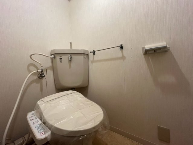 マンション塚口のトイレ|落ち着いた色調のトイレです