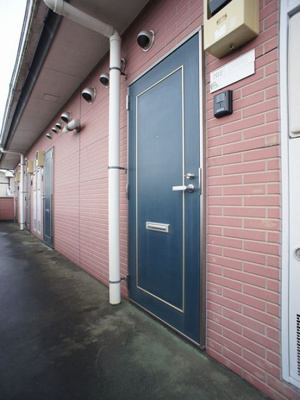 【設備】 | コーポみどりヶ丘 | しっかりとした玄関扉です。