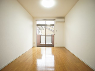 【洋室】 | コーポみどりヶ丘 | 日当たり良好☆快適に過ごせるエアコン付きです♪