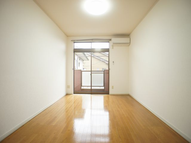【洋室】 | コーポみどりヶ丘 | 日当たり良好☆快適に過ごせるエアコン付きです♪