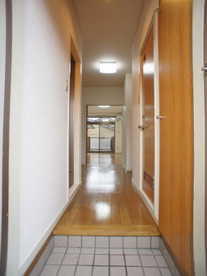 【玄関】 | コーポみどりヶ丘 | たくさん収納できるシューズボックスが付いています。