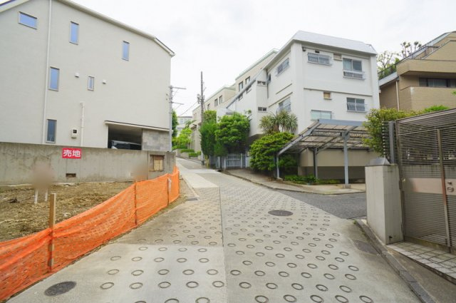 西麻布３　土地の前面道路含む現地写真|南側公道　幅員約4.15～4.45m　間口約15.64m