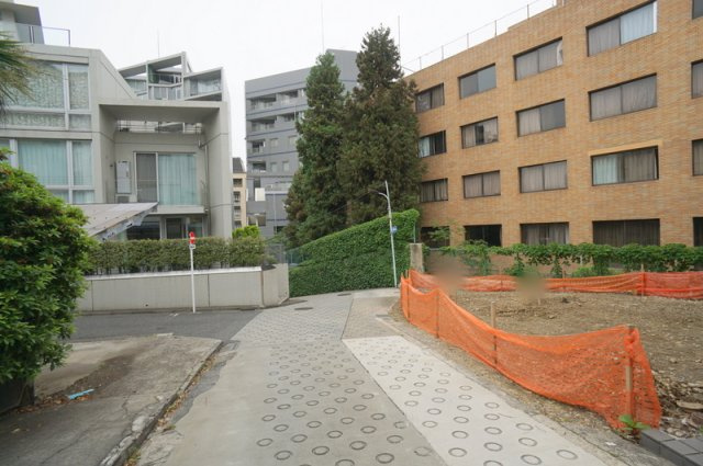 西麻布３　土地の前面道路含む現地写真|南側公道　幅員約4.15～4.45m　間口約15.64m