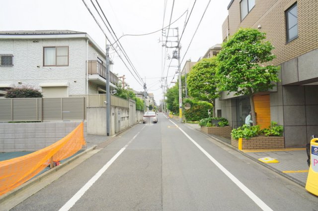 南町　土地の前面道路含む現地写真|南側公道　幅員約5.7m　間口約7.86m