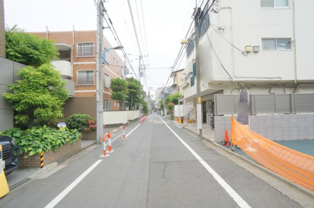 南町　土地の前面道路含む現地写真|南側公道　幅員約5.7m　間口約7.86m