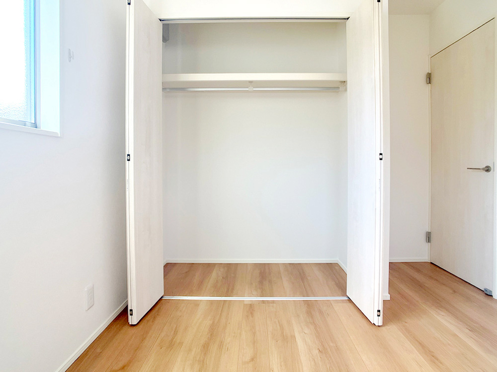 高知市百石町　新築建売⑨の収納|各居室にはハンガーパイプ月の収納が備わっています。※画像はイメージです。