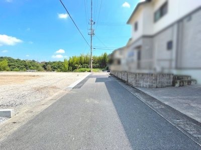 【前面道路含む現地写真】 | 亀山市南野町　２区画宅地分譲 | 前面道路