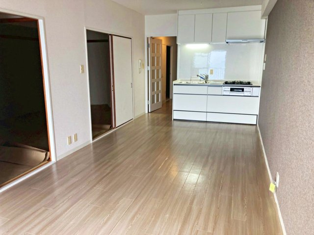 ライオンズマンション舞子の居間・リビング|約12帖のLDK。
全クッションフロア張替え済みです！
