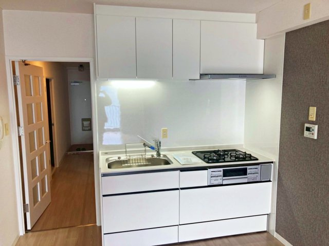 ライオンズマンション舞子のキッチン|システムキッチン新調済み。
3口コンロ付きです！