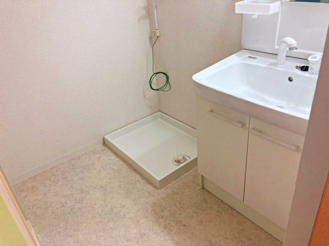 ライオンズマンション舞子の独立洗面台|洗面化粧台交換済み。洗濯パン上部には収納棚付きです！