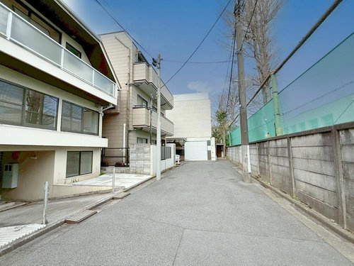 渋谷区松濤　建築条件なし売地の前面道路含む現地写真