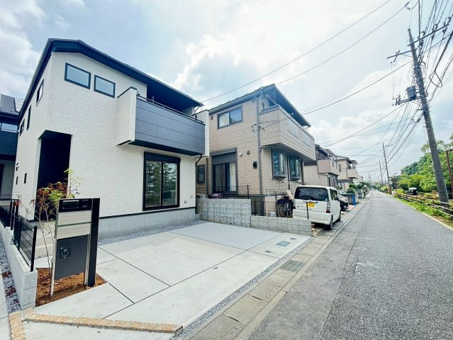 見沼区東大宮2丁目　新築戸建　ブルーミングガーデン01の前面道路含む現地写真