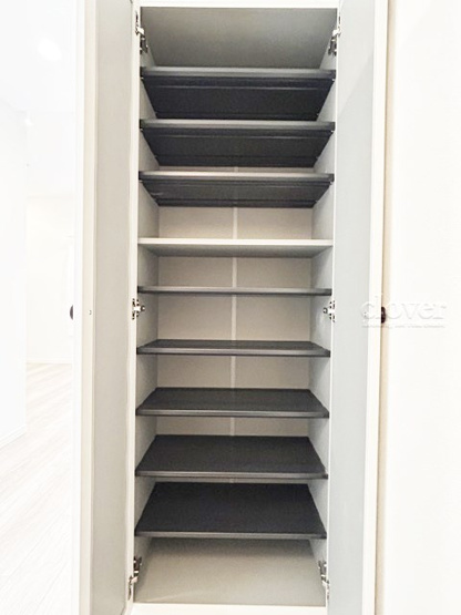 【収納】 | 大久保ローヤルコーポ | トールタイプのシューズボックスを配しました。棚板は可変式になっており、たくさんの靴のほか、小物も収納できるゆとりがあります。～即日のご見学可能～　お問合せはお気軽にどうぞ。