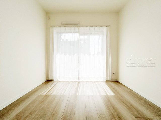 【洋室】 | 大久保ローヤルコーポ | 大きな収納力が魅力の洋室。多くのお客様から、「欲しいもの＝収納」という声をいただきますが、まさにこのようなお部屋は需要の高さを感じます。～即日のご見学可能～　お問合せはお気軽にどうぞ。