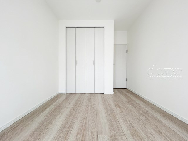 【寝室】 | 大久保ローヤルコーポ | 大きな収納力が魅力の洋室。多くのお客様から、「欲しいもの＝収納」という声をいただきますが、まさにこのようなお部屋は需要の高さを感じます。～即日のご見学可能～　お問合せはお気軽にどうぞ。