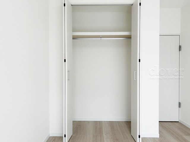 【収納】 | 大久保ローヤルコーポ | クローゼットの画像です。大きく左右に開いた扉の開放のしやすさと、奥行きを含めた収納部分のサイズ感をぜひ現地にてご確認ください。～即日のご見学可能～　お問合せはお気軽にどうぞ。