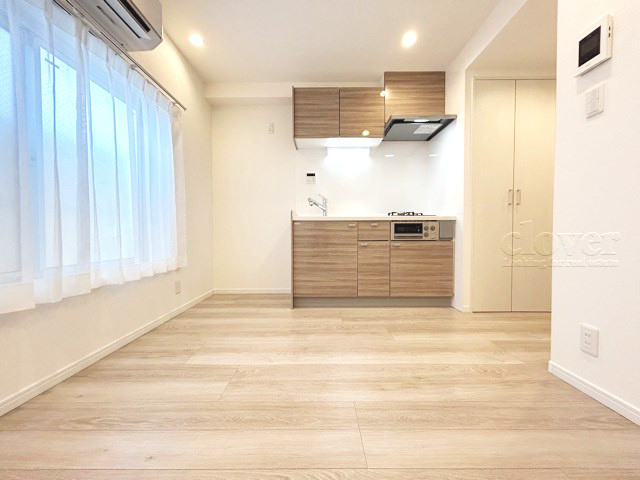 【居間・リビング】 | 大久保ローヤルコーポ | くつろぎの空間であるDKの様子。安心してくつろげるよう派手さは控えて、さりとて地味すぎもせず、あなたの生活を彩ってくれます。～即日のご見学可能～　お問合せはお気軽にどうぞ。