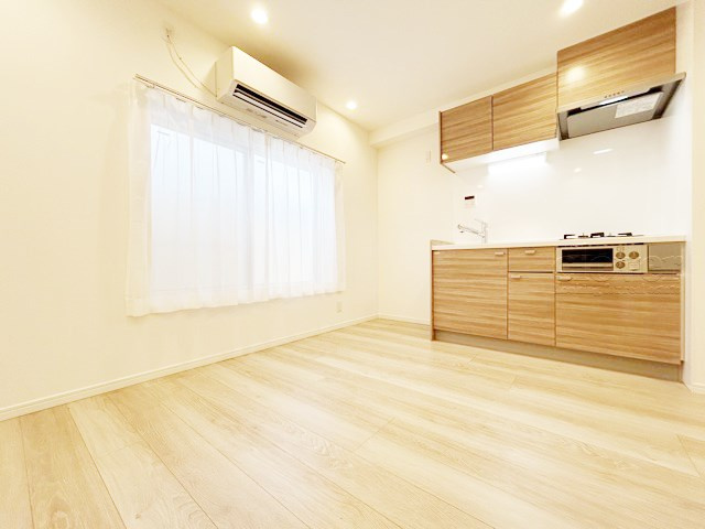 【居間・リビング】 | 大久保ローヤルコーポ | ゆったりと過ごせるよう機能的にデザインされたDK（ダイニング・キッチン）の様子。その明るさや奥行きを感じてください。～即日のご見学可能～　お問合せはお気軽にどうぞ。