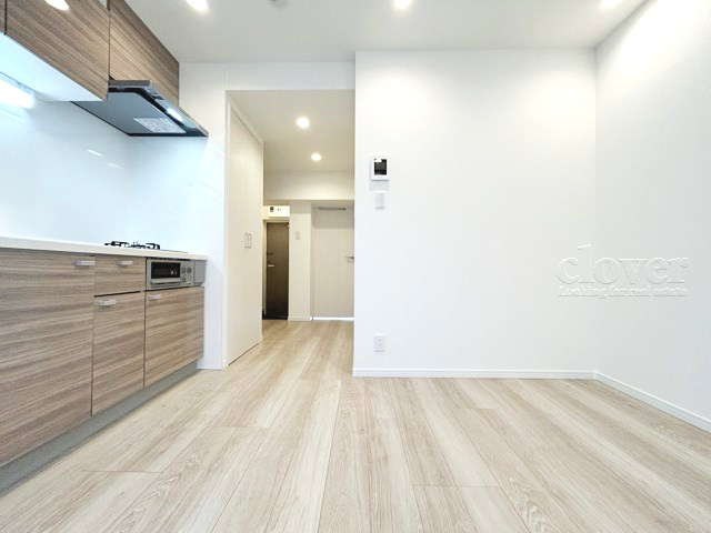 【居間・リビング】 | 大久保ローヤルコーポ | ゆったりと過ごせるよう機能的にデザインされたDK（ダイニング・キッチン）の様子。その明るさや奥行きを感じてください。～即日のご見学可能～　お問合せはお気軽にどうぞ。