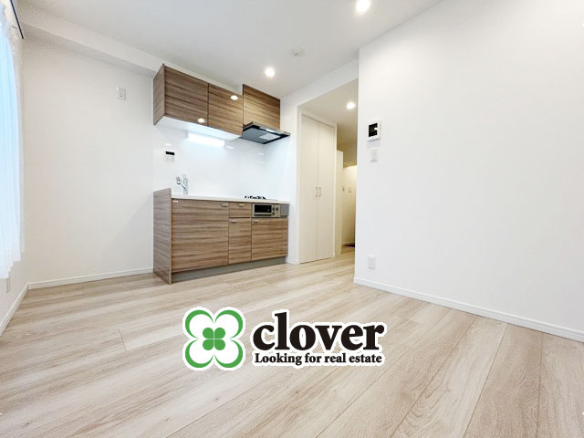 【居間・リビング】 | 大久保ローヤルコーポ | くつろぎの空間であるDKの様子。安心してくつろげるよう派手さは控えて、さりとて地味すぎもせず、あなたの生活を彩ってくれます。～即日のご見学可能～　お問合せはお気軽にどうぞ。