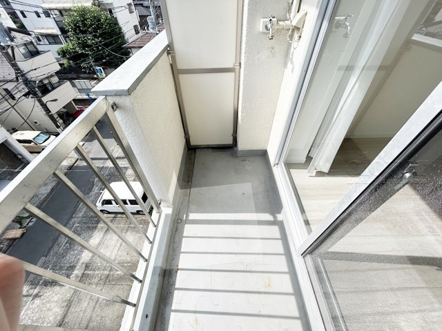 【バルコニー】 | 大久保ローヤルコーポ | 陽当りの良さが自慢のバルコニーには、太陽光がさんさんと降り注ぎます。気分爽快な新生活を十分に想像できますね。～即日のご見学可能～　お問合せはお気軽にどうぞ。