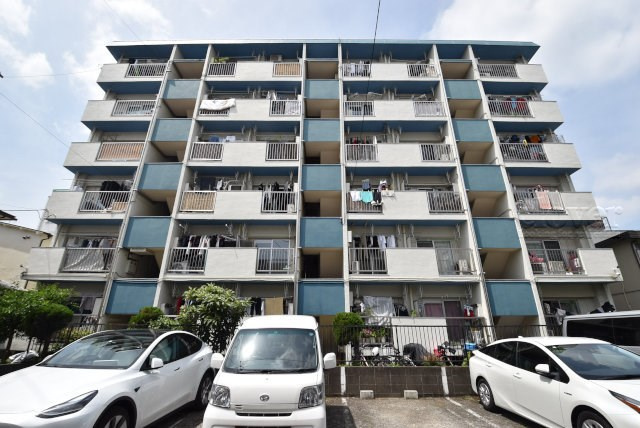 【現況写真】 | 大久保ローヤルコーポ | 前面道路と外観の様子です。～即日のご見学可能～　お問合せはお気軽にどうぞ。
