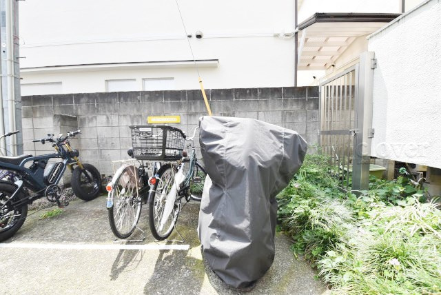 【駐車場】 | 大久保ローヤルコーポ | バイク置き場。空き区画の有無や駐輪料金、サイズおよび排気量規定などについては、改めてお問い合わせください。～即日のご見学可能～　お問合せはお気軽にどうぞ。
