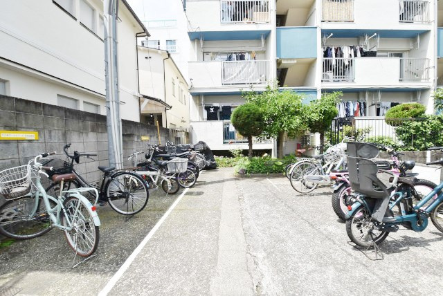 【駐輪場】 | 大久保ローヤルコーポ | 自転車置き場。マンションの共用部にあたります。空きの有無や駐輪料金、各戸の台数制限などについては、改めてお問い合わせください。～即日のご見学可能～　お問合せはお気軽にどうぞ。
