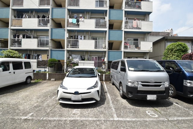 【駐車場】 | 大久保ローヤルコーポ | マンションの駐車場スペース。空きの有無や駐車料金、サイズ規定などについては、改めてお問い合わせください。～即日のご見学可能～　お問合せはお気軽にどうぞ。
