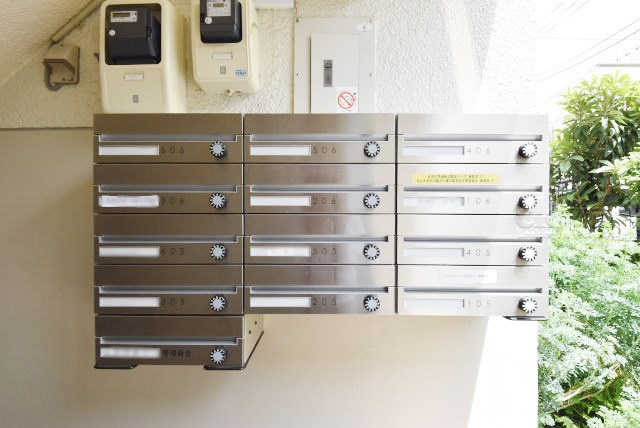 【設備】 | 大久保ローヤルコーポ | 郵便物を受け入れる住民共用のポスト。「集合ポスト」とも呼びます。ここもまた、マンションの「顔」のひとつです。～即日のご見学可能～　お問合せはお気軽にどうぞ。
