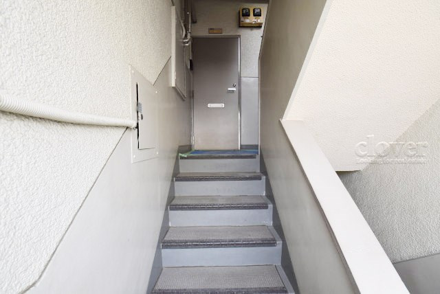 【その他共用部分】 | 大久保ローヤルコーポ | マンションの共用廊下です。きれいに清掃されています。周囲のお部屋の様子も、ぜひ伺ってみてください。～即日のご見学可能～　お問合せはお気軽にどうぞ。
