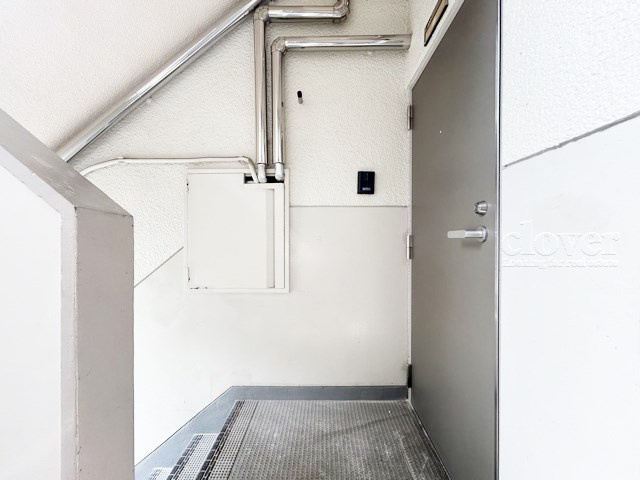 【その他共用部分】 | 大久保ローヤルコーポ | マンションの共用廊下です。きれいに清掃されています。周囲のお部屋の様子も、ぜひ伺ってみてください。～即日のご見学可能～　お問合せはお気軽にどうぞ。
