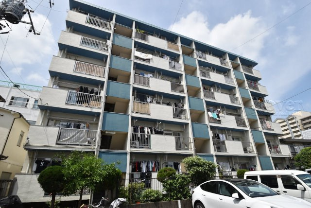 【外観】 | 大久保ローヤルコーポ | 手入れの行き届いた外壁やエントランスなど、「見ればわかる」レベルで清潔感を保ったマンションです。築年数を感じさせない姿で皆様をお出迎えします。～即日のご見学可能～　お問合せはお気軽にどうぞ。
