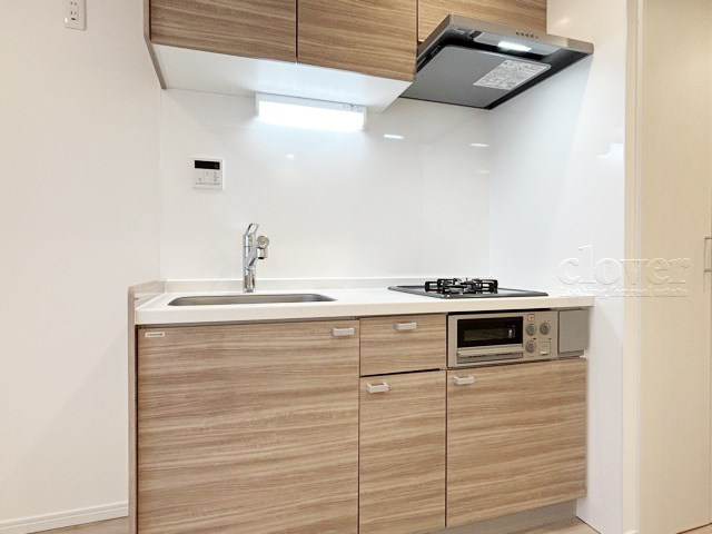 【キッチン】 | 大久保ローヤルコーポ | システムキッチンの様子。収納力もしっかり確保されており、気分よく調理や洗い物に精を出せそうですね。～即日のご見学可能～　お問合せはお気軽にどうぞ。