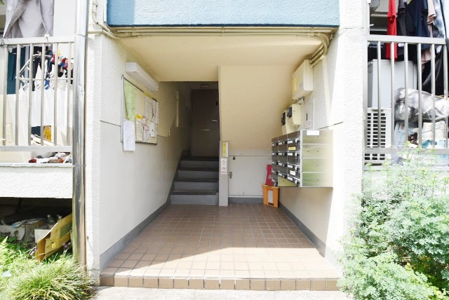 【エントランス】 | 大久保ローヤルコーポ | お客様を、そして住人を出迎えてくれるマンションのエントランス。ゴミが落ちていないことからも、管理状態の良さや住民の節度の高さが見て取れます。～即日のご見学可能～　お問合せはお気軽にどうぞ。
