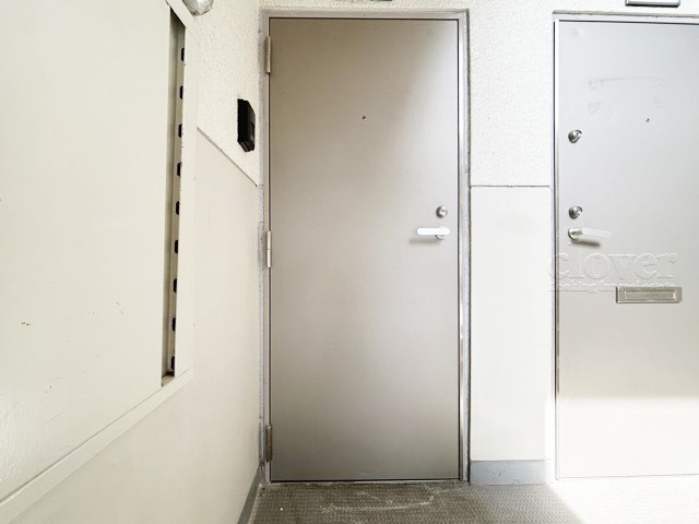 【その他共用部分】 | 大久保ローヤルコーポ | 皆様をお迎えする、お部屋の玄関ドア。開けやすさや開放角度、ドアノブの操作しやすさや鍵の形状などを、現地で一度ご確認ください。～即日のご見学可能～　お問合せはお気軽にどうぞ。
